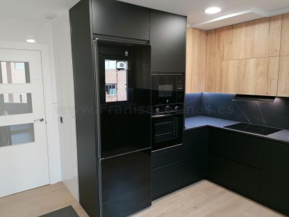 Cocina en negro mate y Roble Halifax: Elegancia y funcionalidad. Descubre la cocina de tus sueños - Imagen 127