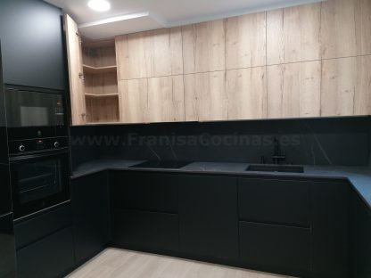 Cocina en negro mate y Roble Halifax: Elegancia y funcionalidad. Descubre la cocina de tus sueños - Imagen 55