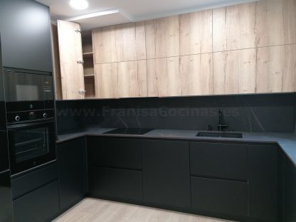 Cocina en negro mate y Roble Halifax: Elegancia y funcionalidad. Descubre la cocina de tus sueños - Imagen 54