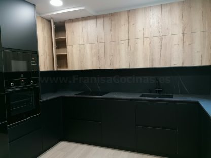 Cocina en negro mate y Roble Halifax: Elegancia y funcionalidad. Descubre la cocina de tus sueños - Imagen 53