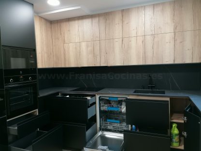Cocina en negro mate y Roble Halifax: Elegancia y funcionalidad. Descubre la cocina de tus sueños - Imagen 51