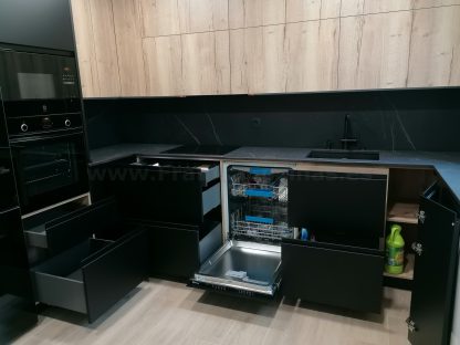 Cocina en negro mate y Roble Halifax: Elegancia y funcionalidad. Descubre la cocina de tus sueños - Imagen 50