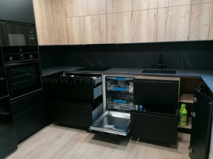 Cocina en negro mate y Roble Halifax: Elegancia y funcionalidad. Descubre la cocina de tus sueños - Imagen 48