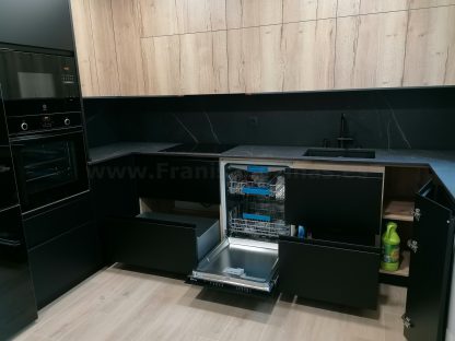 Cocina en negro mate y Roble Halifax: Elegancia y funcionalidad. Descubre la cocina de tus sueños - Imagen 47