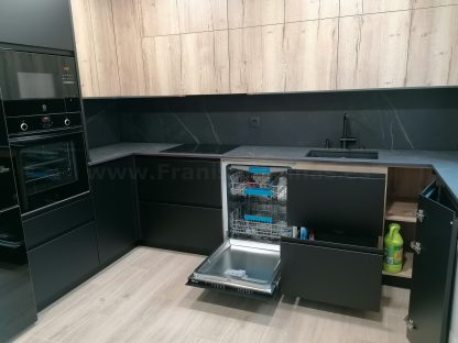 Cocina en negro mate y Roble Halifax: Elegancia y funcionalidad. Descubre la cocina de tus sueños - Imagen 46