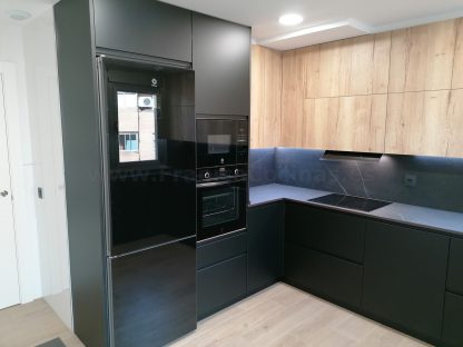 Cocina en negro mate y Roble Halifax: Elegancia y funcionalidad. Descubre la cocina de tus sueños - Imagen 126