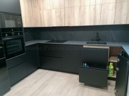 Cocina en negro mate y Roble Halifax: Elegancia y funcionalidad. Descubre la cocina de tus sueños - Imagen 45