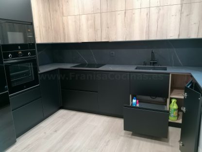 Cocina en negro mate y Roble Halifax: Elegancia y funcionalidad. Descubre la cocina de tus sueños - Imagen 44