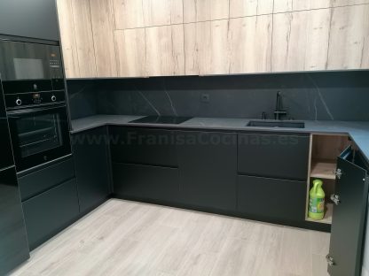 Cocina en negro mate y Roble Halifax: Elegancia y funcionalidad. Descubre la cocina de tus sueños - Imagen 43