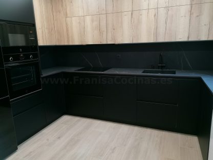 Cocina en negro mate y Roble Halifax: Elegancia y funcionalidad. Descubre la cocina de tus sueños - Imagen 42