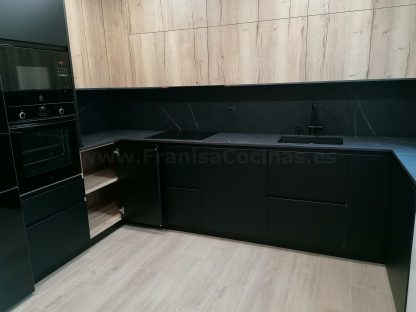 Cocina en negro mate y Roble Halifax: Elegancia y funcionalidad. Descubre la cocina de tus sueños - Imagen 41
