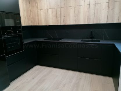 Cocina en negro mate y Roble Halifax: Elegancia y funcionalidad. Descubre la cocina de tus sueños - Imagen 40