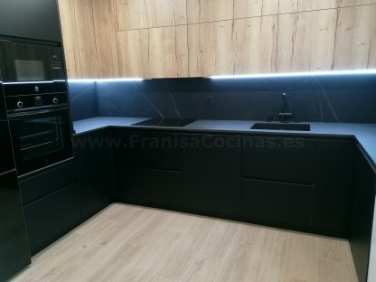 Cocina en negro mate y Roble Halifax: Elegancia y funcionalidad. Descubre la cocina de tus sueños - Imagen 39