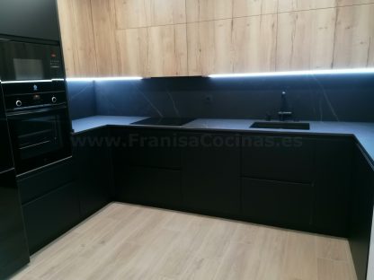 Cocina en negro mate y Roble Halifax: Elegancia y funcionalidad. Descubre la cocina de tus sueños - Imagen 36