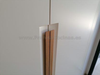 Elegancia y funcionalidad a medida: Armario empotrado con iluminación LED - Imagen 12