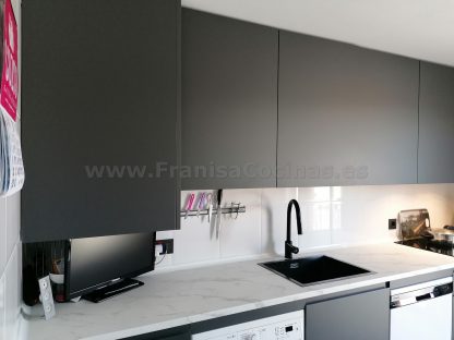 Cocinas Modernas a Medida: Gris Antracita Mate Antihuellas y Acabados Premium - Imagen 12