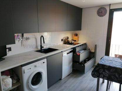 Cocinas Modernas a Medida: Gris Antracita Mate Antihuellas y Acabados Premium - Imagen 3