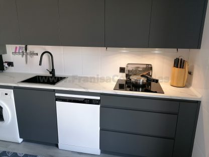 Cocinas Modernas a Medida: Gris Antracita Mate Antihuellas y Acabados Premium - Imagen 28