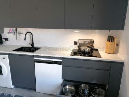 Cocinas Modernas a Medida: Gris Antracita Mate Antihuellas y Acabados Premium - Imagen 29