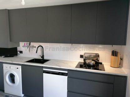 Cocinas Modernas a Medida: Gris Antracita Mate Antihuellas y Acabados Premium - Imagen 33