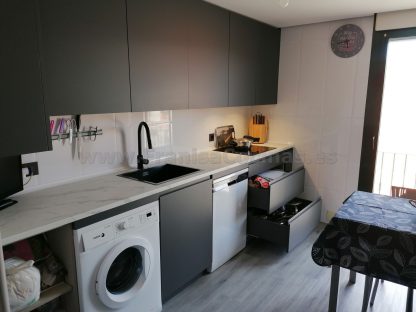 Cocinas Modernas a Medida: Gris Antracita Mate Antihuellas y Acabados Premium - Imagen 5