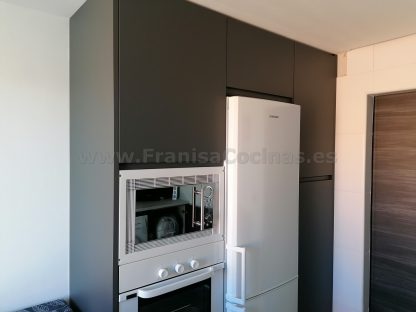 Cocinas Modernas a Medida: Gris Antracita Mate Antihuellas y Acabados Premium - Imagen 47