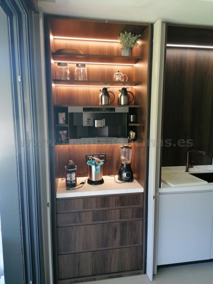 Mueble Desayunador a Medida con Puertas Escamoteables: La solución perfecta para tu cocina - Imagen 3