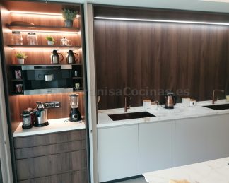Mueble Desayunador a Medida con Puertas Escamoteables: La solución perfecta para tu cocina