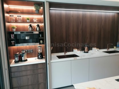 Mueble Desayunador a Medida con Puertas Escamoteables: La solución perfecta para tu cocina