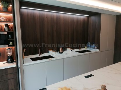 Mueble Desayunador a Medida con Puertas Escamoteables: La solución perfecta para tu cocina - Imagen 28