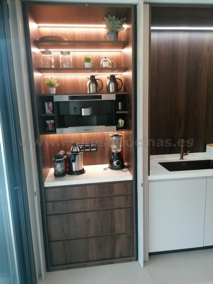Mueble Desayunador a Medida con Puertas Escamoteables: La solución perfecta para tu cocina - Imagen 4