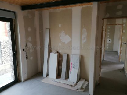 Armario Empotrado a Medida en Valladolid: Diseño Minimalista Blanco Mate con Puertas Correderas Silenciosas - Imagen 2