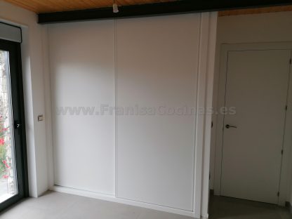 Armario Empotrado a Medida en Valladolid: Diseño Minimalista Blanco Mate con Puertas Correderas Silenciosas