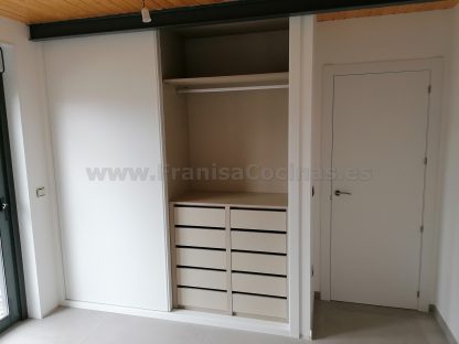 Armario Empotrado a Medida en Valladolid: Diseño Minimalista Blanco Mate con Puertas Correderas Silenciosas - Imagen 11