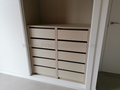 Armario Empotrado a Medida en Valladolid: Diseño Minimalista Blanco Mate con Puertas Correderas Silenciosas - Imagen 12