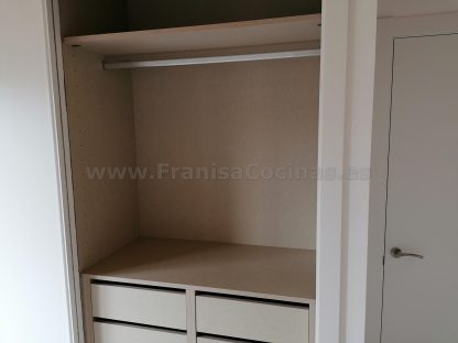 Armario Empotrado a Medida en Valladolid: Diseño Minimalista Blanco Mate con Puertas Correderas Silenciosas - Imagen 14