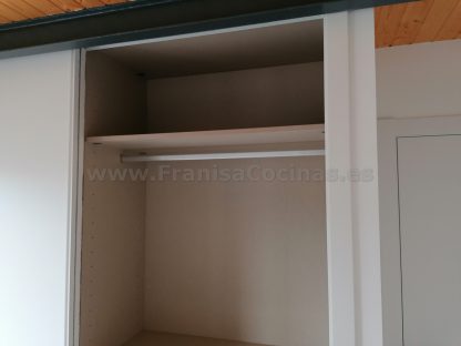 Armario Empotrado a Medida en Valladolid: Diseño Minimalista Blanco Mate con Puertas Correderas Silenciosas - Imagen 15