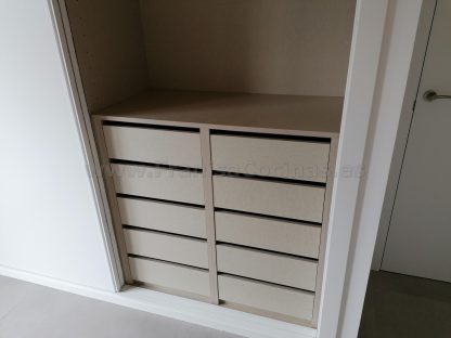 Armario Empotrado a Medida en Valladolid: Diseño Minimalista Blanco Mate con Puertas Correderas Silenciosas - Imagen 16