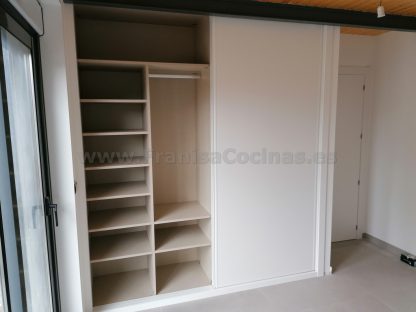 Armario Empotrado a Medida en Valladolid: Diseño Minimalista Blanco Mate con Puertas Correderas Silenciosas - Imagen 18