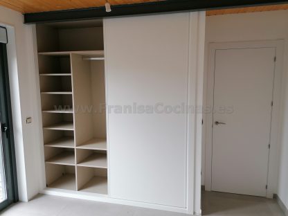 Armario Empotrado a Medida en Valladolid: Diseño Minimalista Blanco Mate con Puertas Correderas Silenciosas - Imagen 19