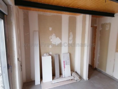 Armario Empotrado a Medida en Valladolid: Diseño Minimalista Blanco Mate con Puertas Correderas Silenciosas - Imagen 4
