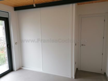 Armario Empotrado a Medida en Valladolid: Diseño Minimalista Blanco Mate con Puertas Correderas Silenciosas - Imagen 3