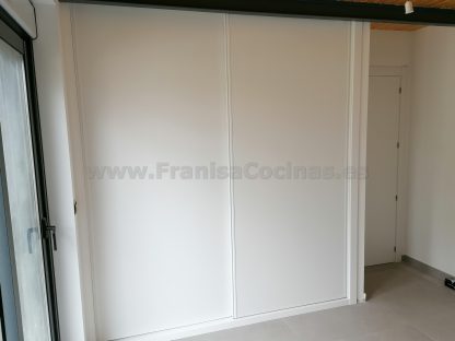 Armario Empotrado a Medida en Valladolid: Diseño Minimalista Blanco Mate con Puertas Correderas Silenciosas - Imagen 5
