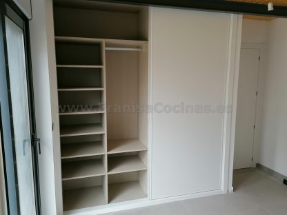 Armario Empotrado a Medida en Valladolid: Diseño Minimalista Blanco Mate con Puertas Correderas Silenciosas - Imagen 6