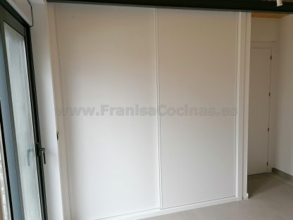 Armario Empotrado a Medida en Valladolid: Diseño Minimalista Blanco Mate con Puertas Correderas Silenciosas - Imagen 7