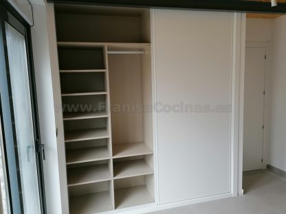 Armario Empotrado a Medida en Valladolid: Diseño Minimalista Blanco Mate con Puertas Correderas Silenciosas - Imagen 9
