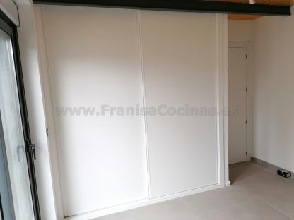Armario Empotrado a Medida en Valladolid: Diseño Minimalista Blanco Mate con Puertas Correderas Silenciosas - Imagen 10