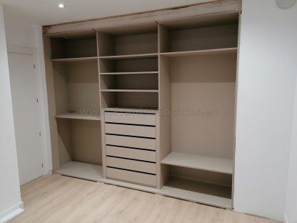 Armario empotrado lacado blanco mate con plafones de espejo - Imagen 3