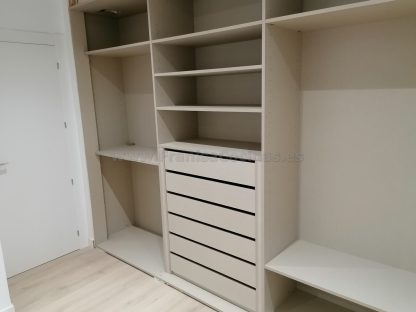 Armario empotrado lacado blanco mate con plafones de espejo - Imagen 4