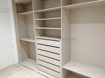 Armario empotrado lacado blanco mate con plafones de espejo - Imagen 5